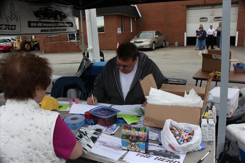 smIMG_7023.JPG - Tony Tressel and Kathy Marsico hard at work with Registrations