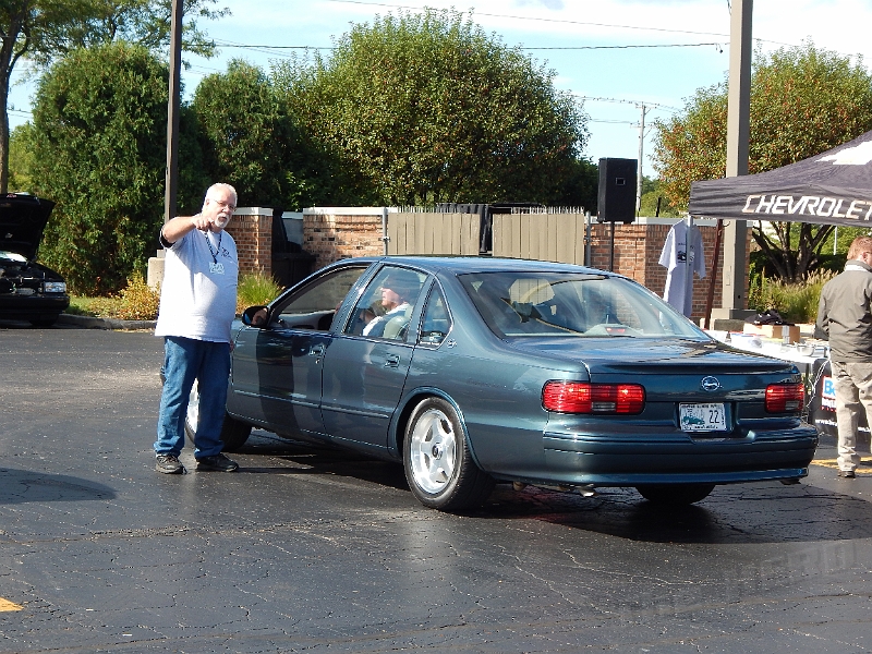 DSCN1092.JPG - Paul directing show parking.